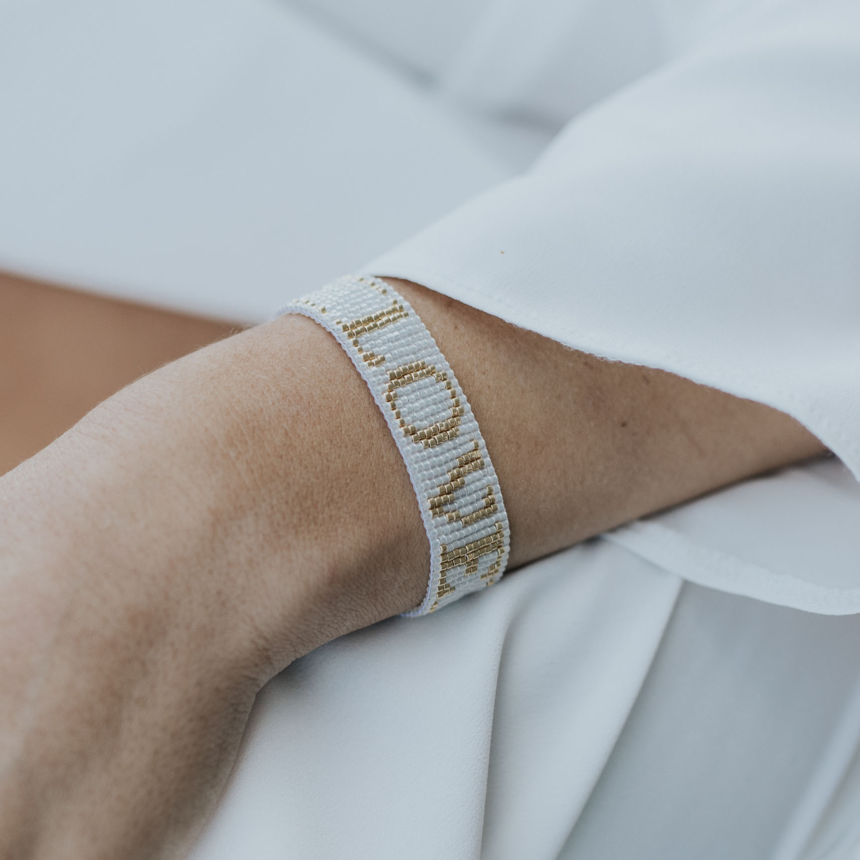 Bracelet blanc et or en perles de Miyuki